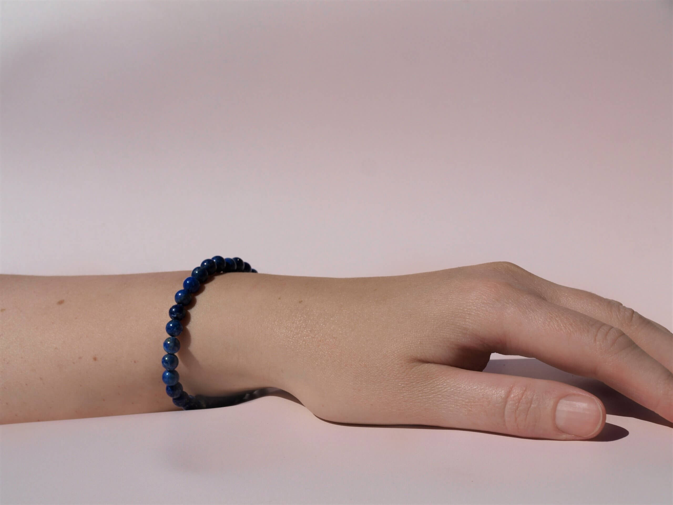 Inspicere Arkitektur opstrøms Lapis Lazuli armbånd med elastik - Heart of Crystals